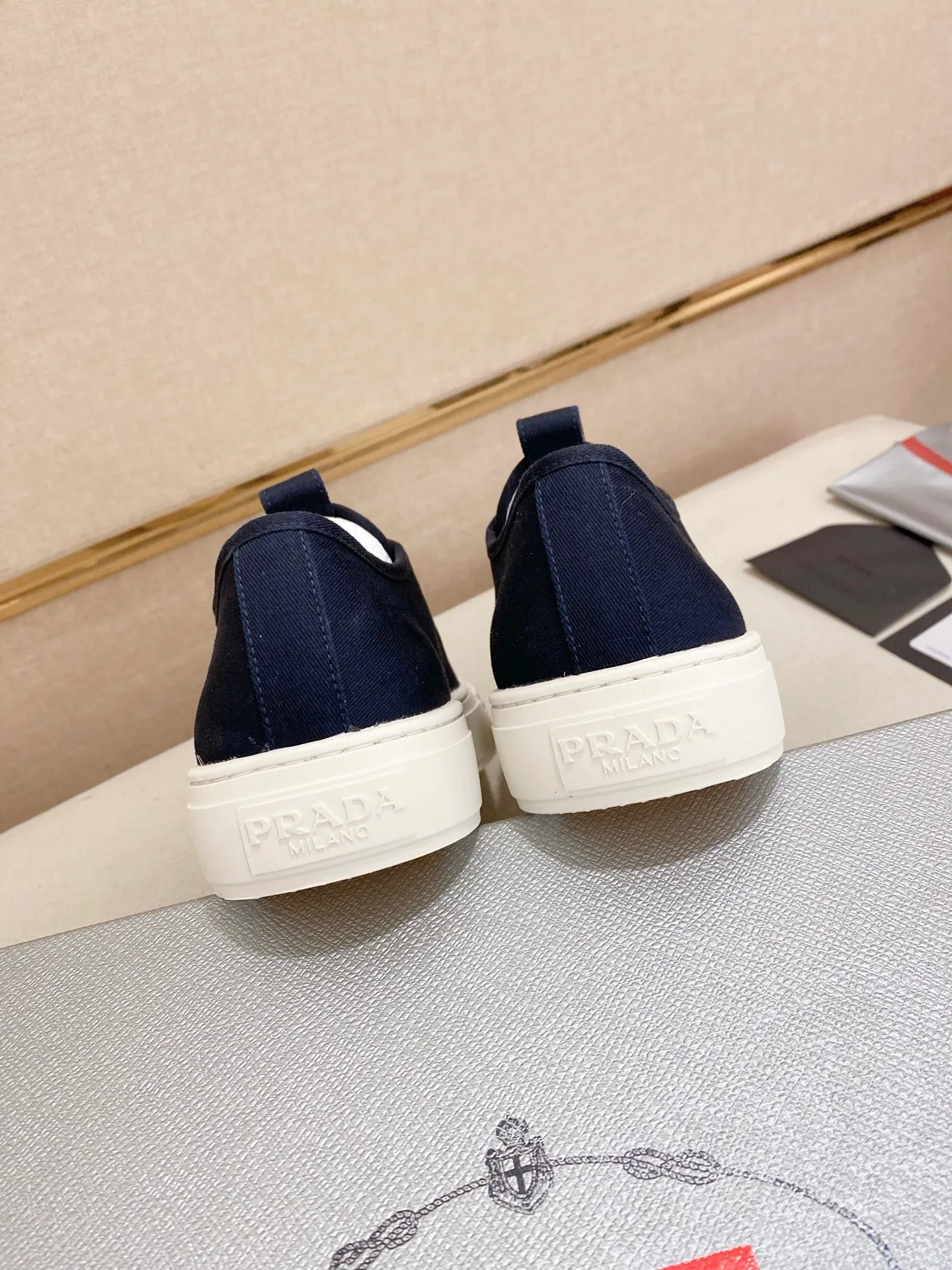 Factory price 580💰 ✔️✔️✔️High version High-quality new PRADA counters are on the market at the same time. The new men's shoes and 😘fabrics are selected from first-layer cowhide and are made by pure handicrafts. Lining: Full cowhide lining. 👍🏿 High-end ☄️ air-cushion molded anti-slip rubber outsole, exquisite lines, simple and elegant, comfortable and high-end for leisure travel. Code number: 38 to 44 (45 can be customized)